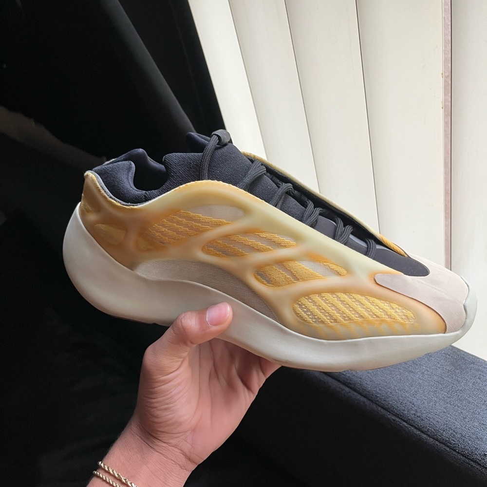 These here are my Yeezy 700 “Mono Safflower size 11.5 perfect condition